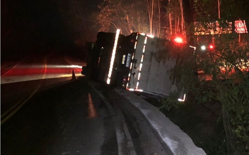 Carreta tomba e deixa motorista ferido na BR-262, em Marechal