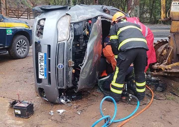 Bombeiros retiram mulher presa em ferragens após carro tombar na BR-262