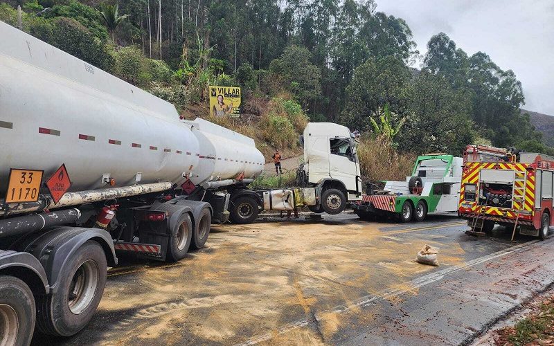 Caminhão-tanque bate contra ponto de ônibus na BR-262